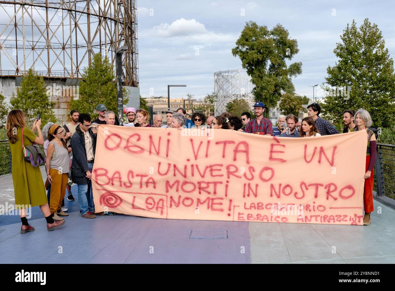 Flashmob degli aderenti al laboratorio Ebraico antirazzista (L&#x259;A) per sostenere la necessit&#xe0; di una soluzione politica del conflitto in MO e in opposizione alla politica condotta dal governo di Israele. Roma domenica 06 ottobre 2024 (foto Mauro Scrobogna / LaPresse) flashmob dei membri del laboratorio antirazzista ebraico (L&#x259;A) per sostenere la necessità di una soluzione politica al conflitto in Medio Oriente e in opposizione alle politiche condotte dal governo di Israele. Roma domenica 06 ottobre 2024 (foto di Mauro Scrobogna/LaPresse) Foto Stock