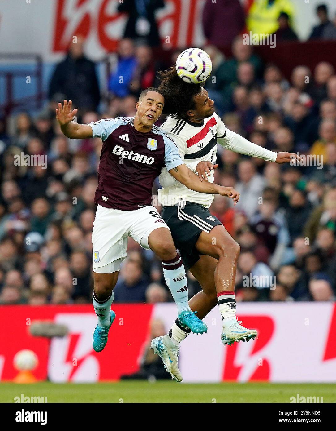 Birmingham, Regno Unito. 6 ottobre 2024. Youri Tielemans dell'Aston Villa con Joshua Zirkzee del Manchester United durante la partita di Premier League a Villa Park, Birmingham. Il credito per immagini dovrebbe essere: Andrew Yates/Sportimage Credit: Sportimage Ltd/Alamy Live News Foto Stock