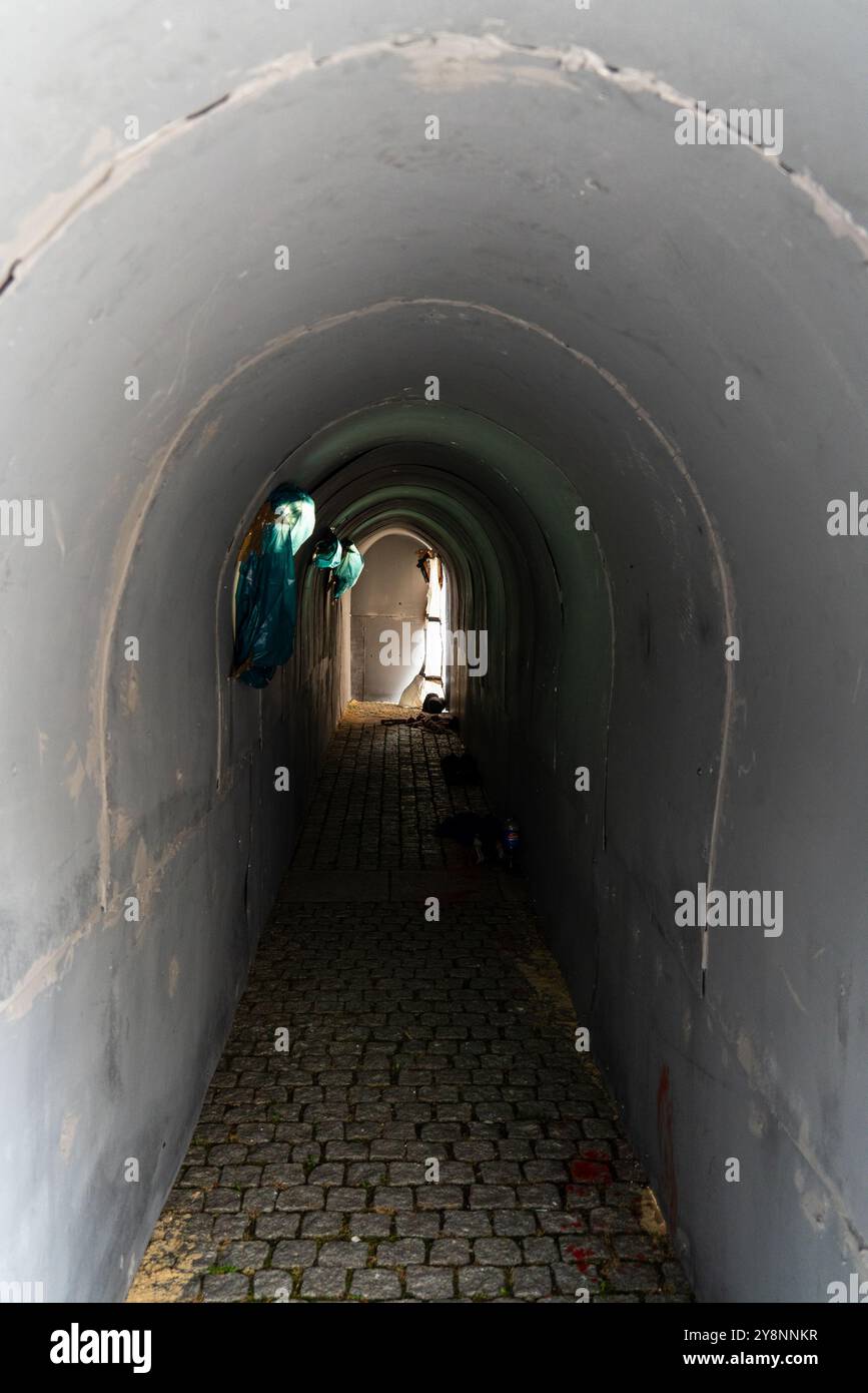 Berlino 6 ottobre 2024: L'attacco terroristico di Hamas contro Israele e gli ostaggi sono ricordati a Bebelplatz. Un tunnel e le scene sono state ricreate. Foto Stock