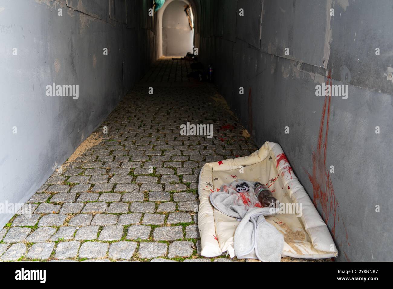 Berlino 6 ottobre 2024: L'attacco terroristico di Hamas contro Israele e gli ostaggi sono ricordati a Bebelplatz. Un tunnel e le scene sono state ricreate. Foto Stock