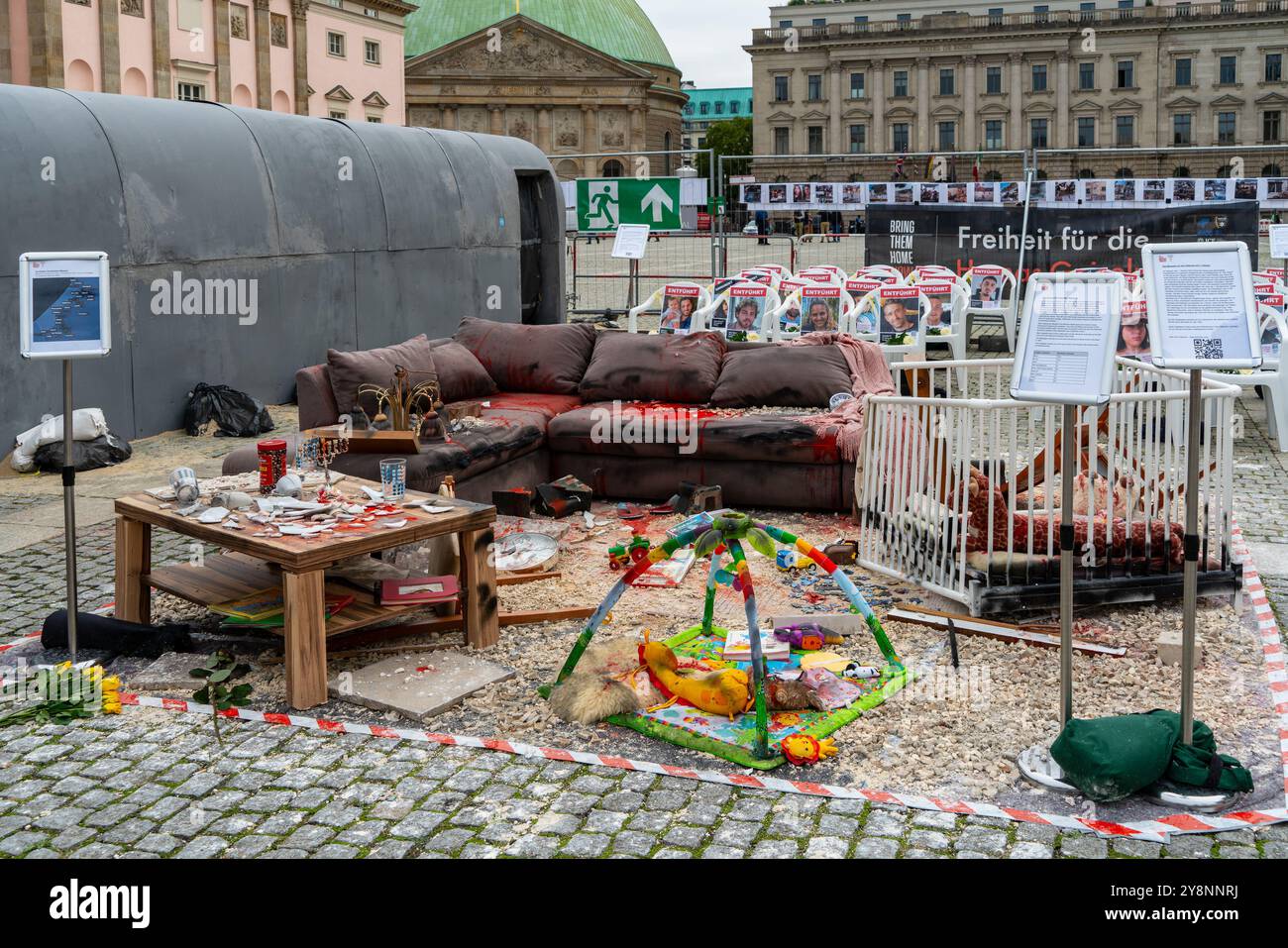 Berlino 6 ottobre 2024: L'attacco terroristico di Hamas contro Israele e gli ostaggi sono ricordati a Bebelplatz. Un tunnel e le scene sono state ricreate. Foto Stock