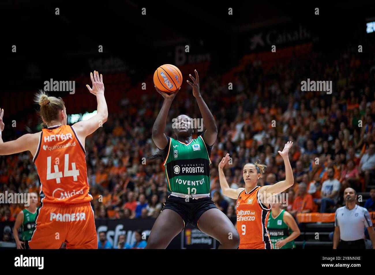 Bernadett Hatar di Valencia basket (L) e Alima Dembele del Club Joventut Badalona (R) durante la Liga Femenina Endesa Regular Season Round 1 il 6 ottobre 2024 a Pabellon Fuente de San Luis a Valencia, Spagna. (Foto di Vicente Vidal Fernandez/Sipa USA) credito: SIPA USA/Alamy Live News Foto Stock