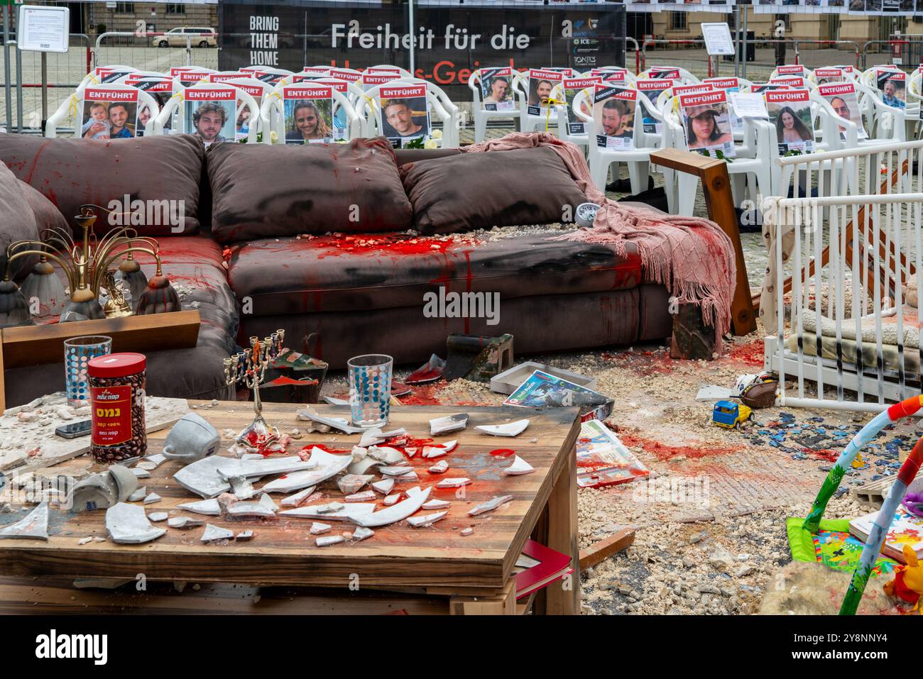 Berlino 6 ottobre 2024: L'attacco terroristico di Hamas contro Israele e gli ostaggi sono ricordati a Bebelplatz. Un tunnel e le scene sono state ricreate. Foto Stock