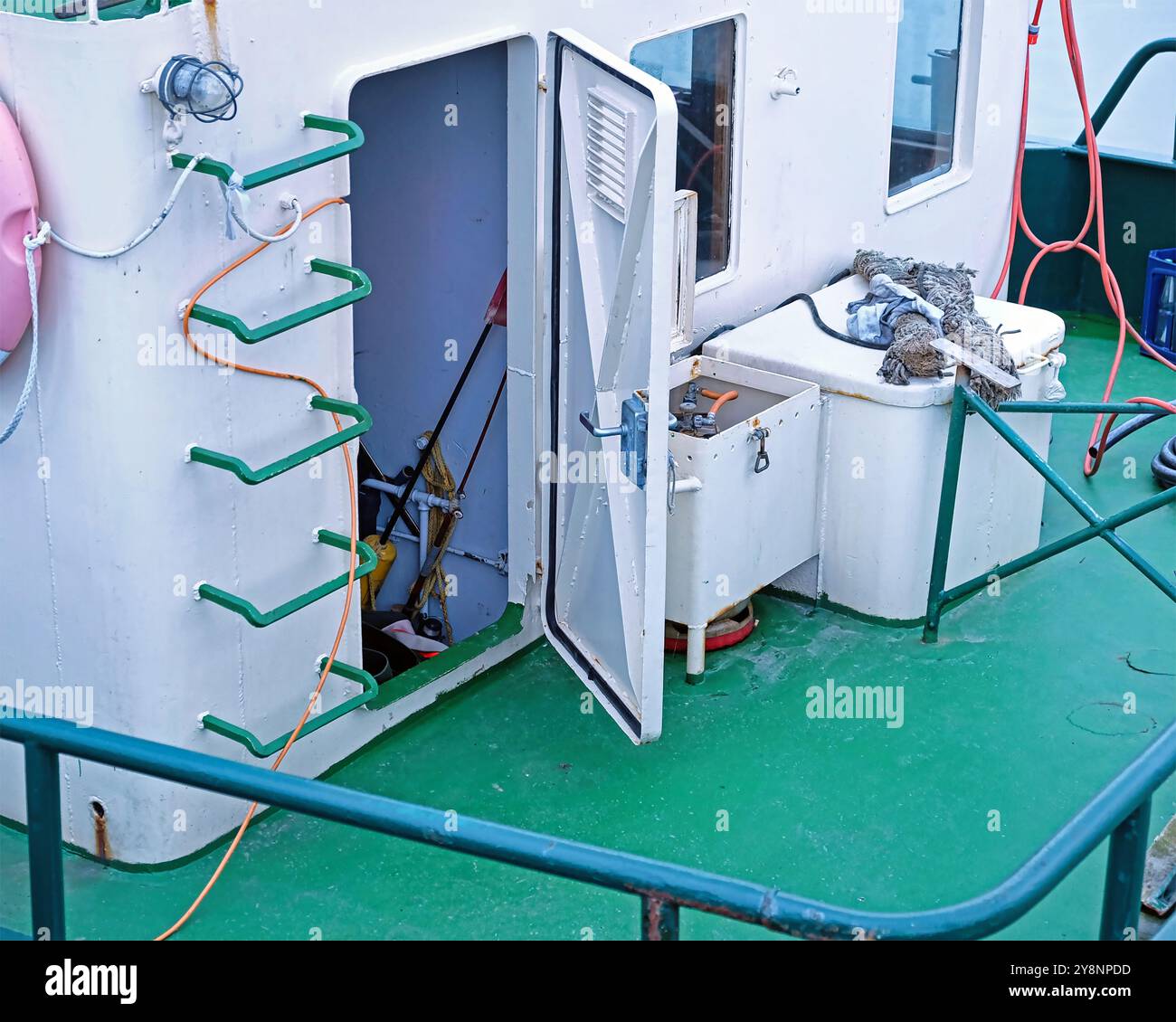 Ponte della nave con vista su un locale tecnico e reti da pesca arrotolate di un peschereccio di gamberi, nei colori bianco e verde. Germania, Ostfriesland. Foto Stock