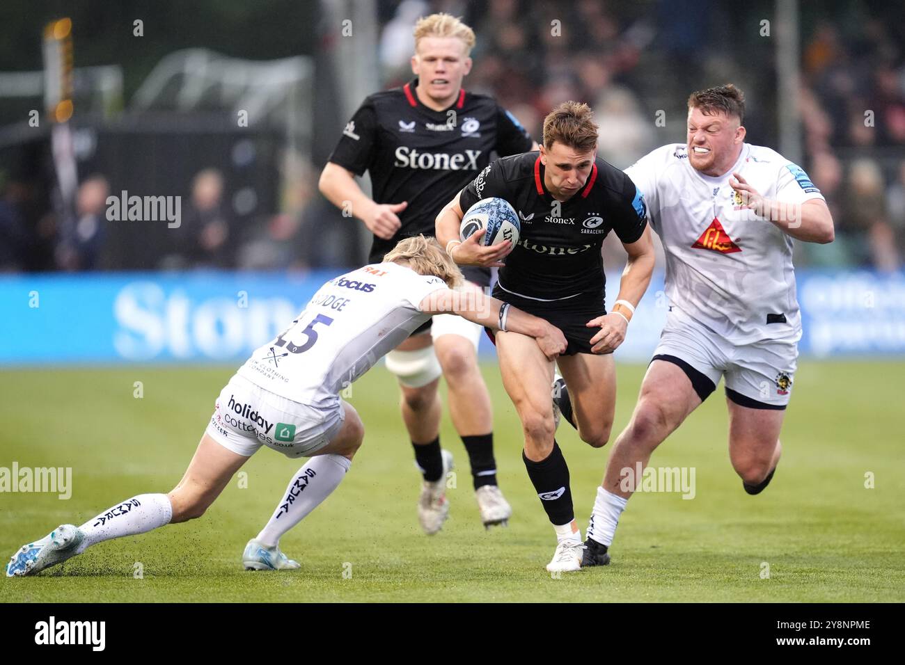 Tobias Elliott (centro) di Saracens è placcato da Josh Hodge degli Exeter Chiefs (a sinistra) e Will Goodrick-Clarke durante la partita di Premiership Gallagher allo Stonex Stadium di Londra. Data foto: Domenica 6 ottobre 2024. Foto Stock