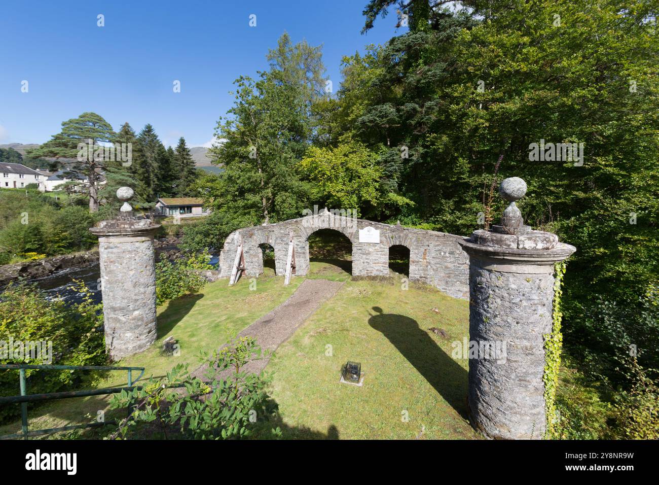 Villaggio di Killin, Scozia. Vista pittoresca del luogo di sepoltura di McNab sull'isola Inchbuie presso il fiume Dochart. La scena è stata catturata da Dochart Foto Stock