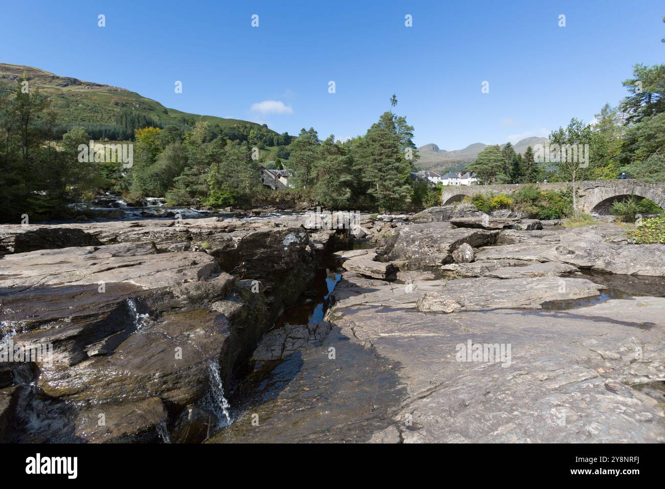 Villaggio di Killin, Scozia. Vista pittoresca delle cascate di Dochart con Dochart Bridge sullo sfondo. La Ben Lawers National Nature Reserve AN Foto Stock