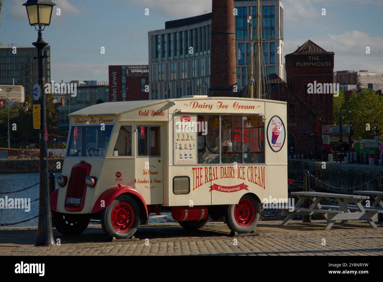 Furgone in stile retrò a Liverpool, Regno Unito Foto Stock