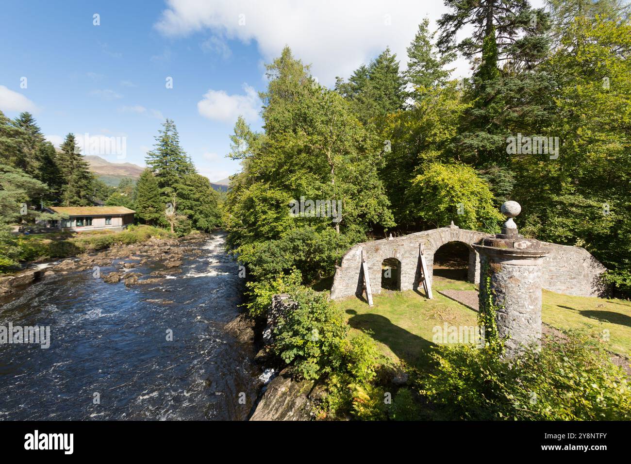 Villaggio di Killin, Scozia. Vista pittoresca del luogo di sepoltura di McNab sull'isola Inchbuie presso il fiume Dochart. Foto Stock