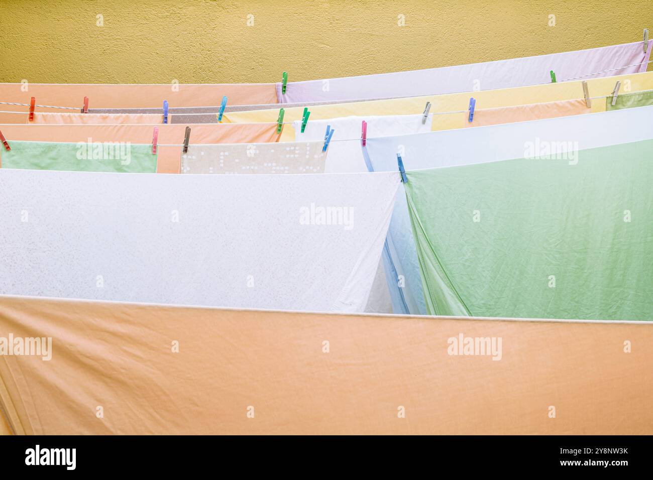 Zamora, Castiglia e León, 29 marzo 2024: Vivace giornata di lavanderia - texture e colori di Zamora Foto Stock