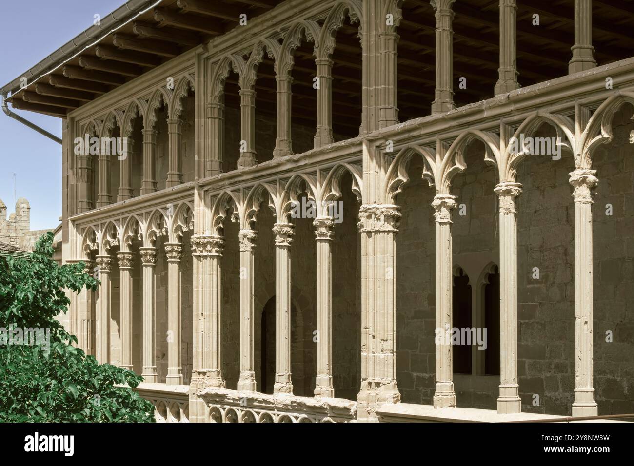 Olite, Spagna, 26 agosto 2023: Gotico Grandeur: The Royal Palace of Olite's Stone Arches and Columns Foto Stock