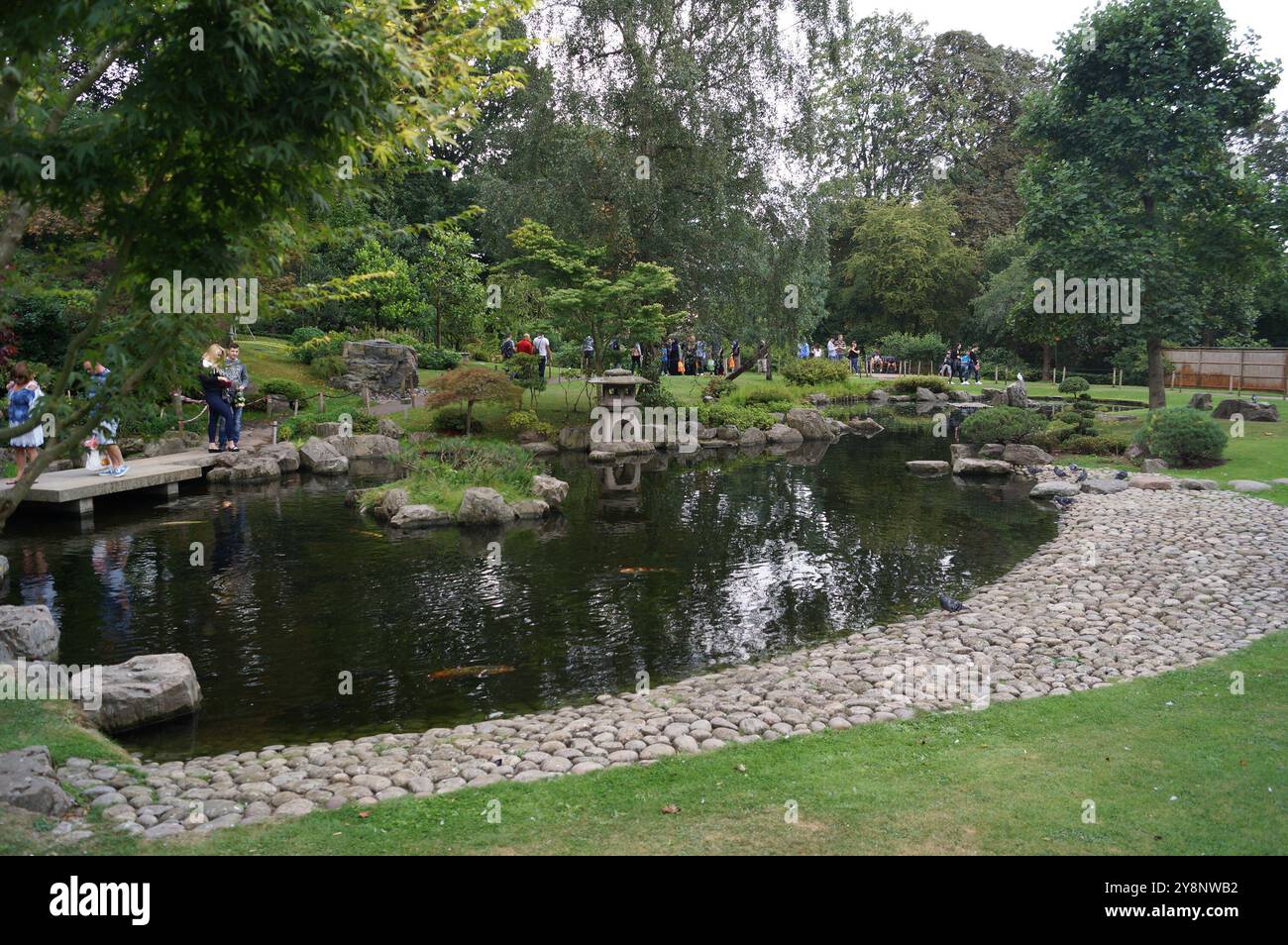 Londra, Regno Unito: Una vista del Giardino di Kyoto in Holland Park, nel Royal Borough di Kensington e Chelsea Foto Stock