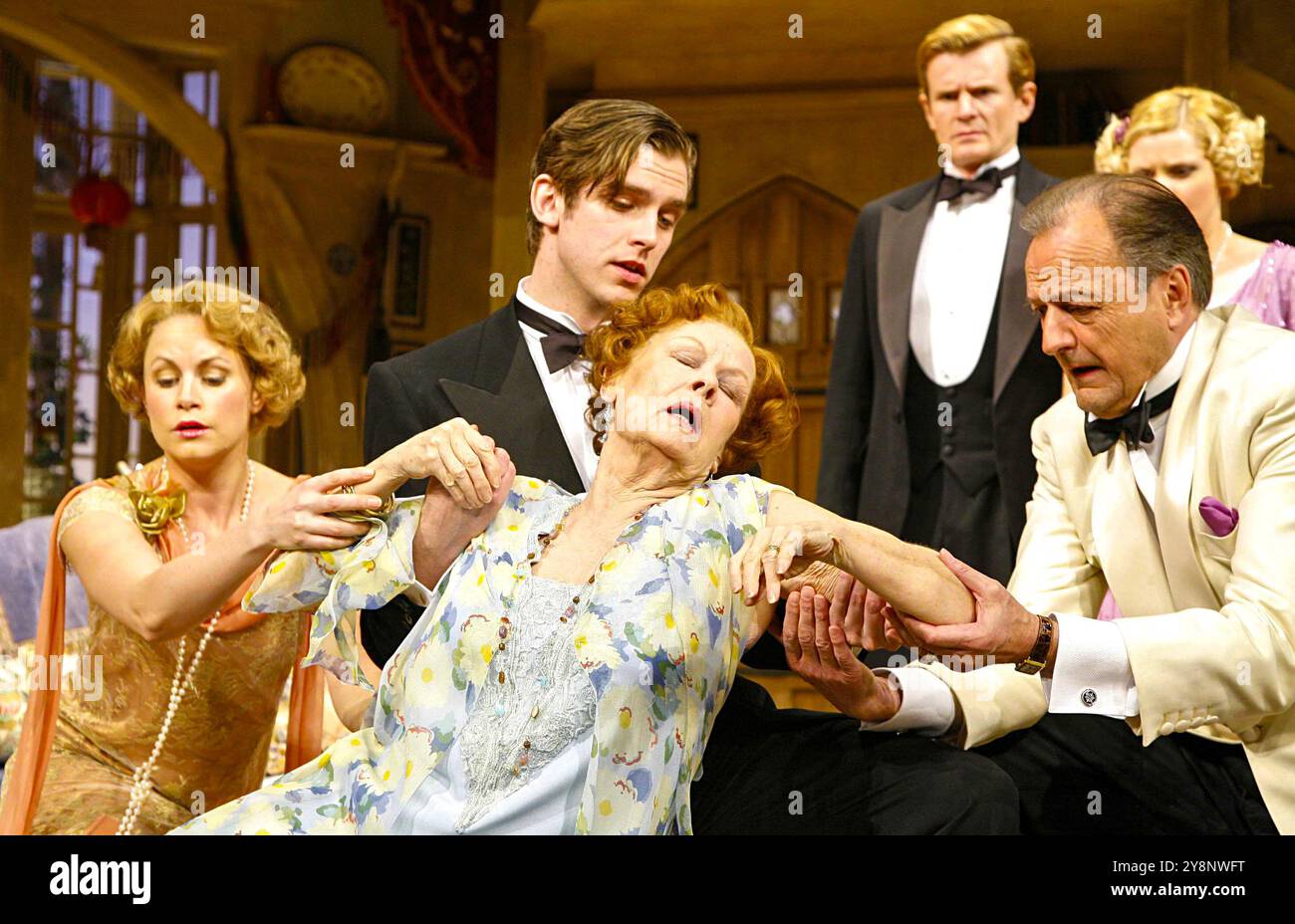 l-r: Kim Medcalf (Sorel Bliss), Dan Stevens (Simon Bliss), Judi Dench (Judith Bliss), Peter Bowles (David Bliss), Charles Edwards (Sandy Tyrell), Olivia Darnley (Jackie Coryton in HAY FEVER di Noel Coward al Theatre Royal Haymarket, Londra SW1 20/04/2006 design: Simon Higlett lighting: Paul Pyant Director: Peter Hall Foto Stock