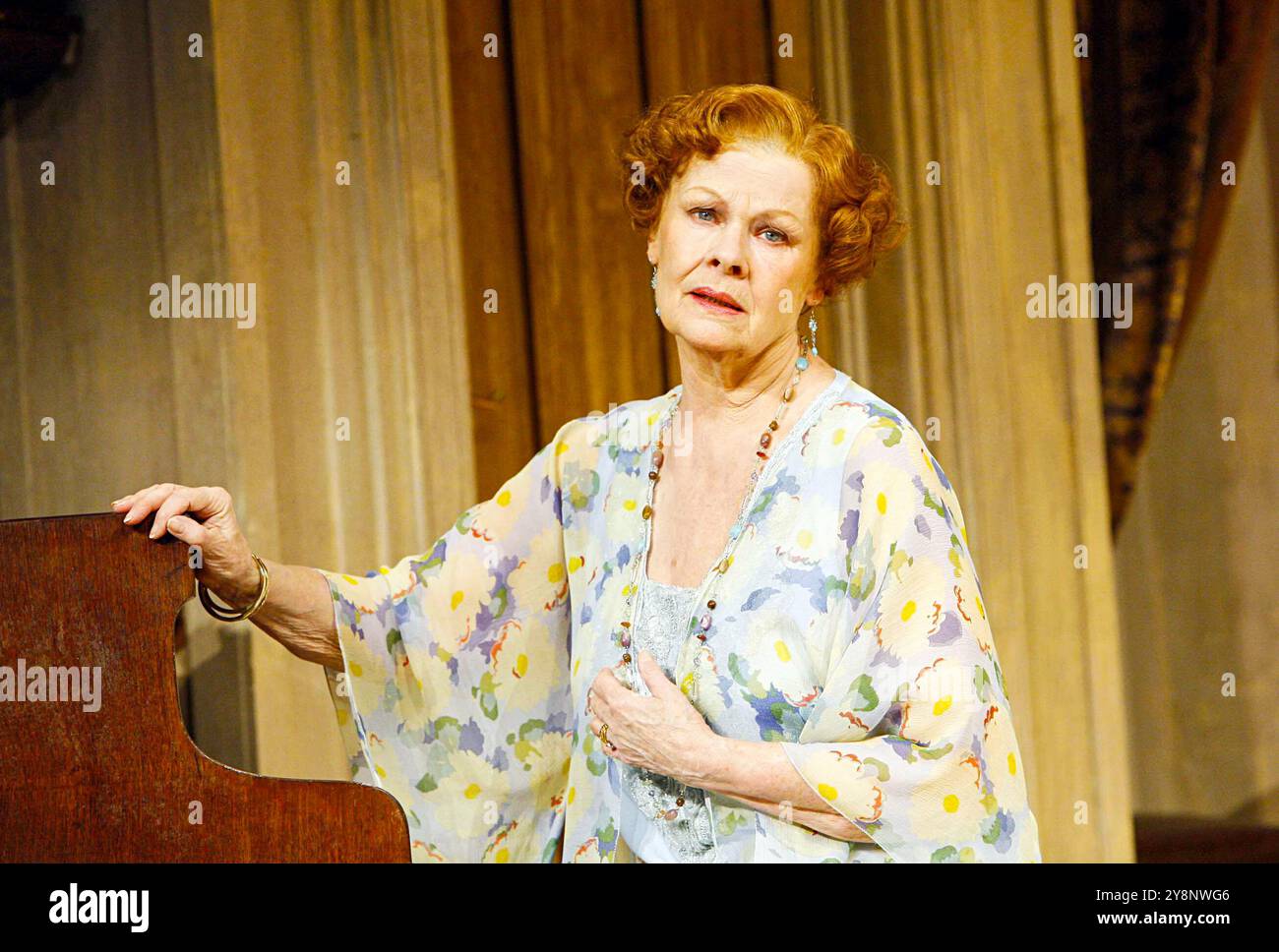 Judi Dench (Judith Bliss) in HAY FEVER di Noel Coward al Theatre Royal Haymarket, Londra SW1 20/04/2006 design: Simon Higlett illuminazione: Paul Pyant regista: Peter Hall Foto Stock