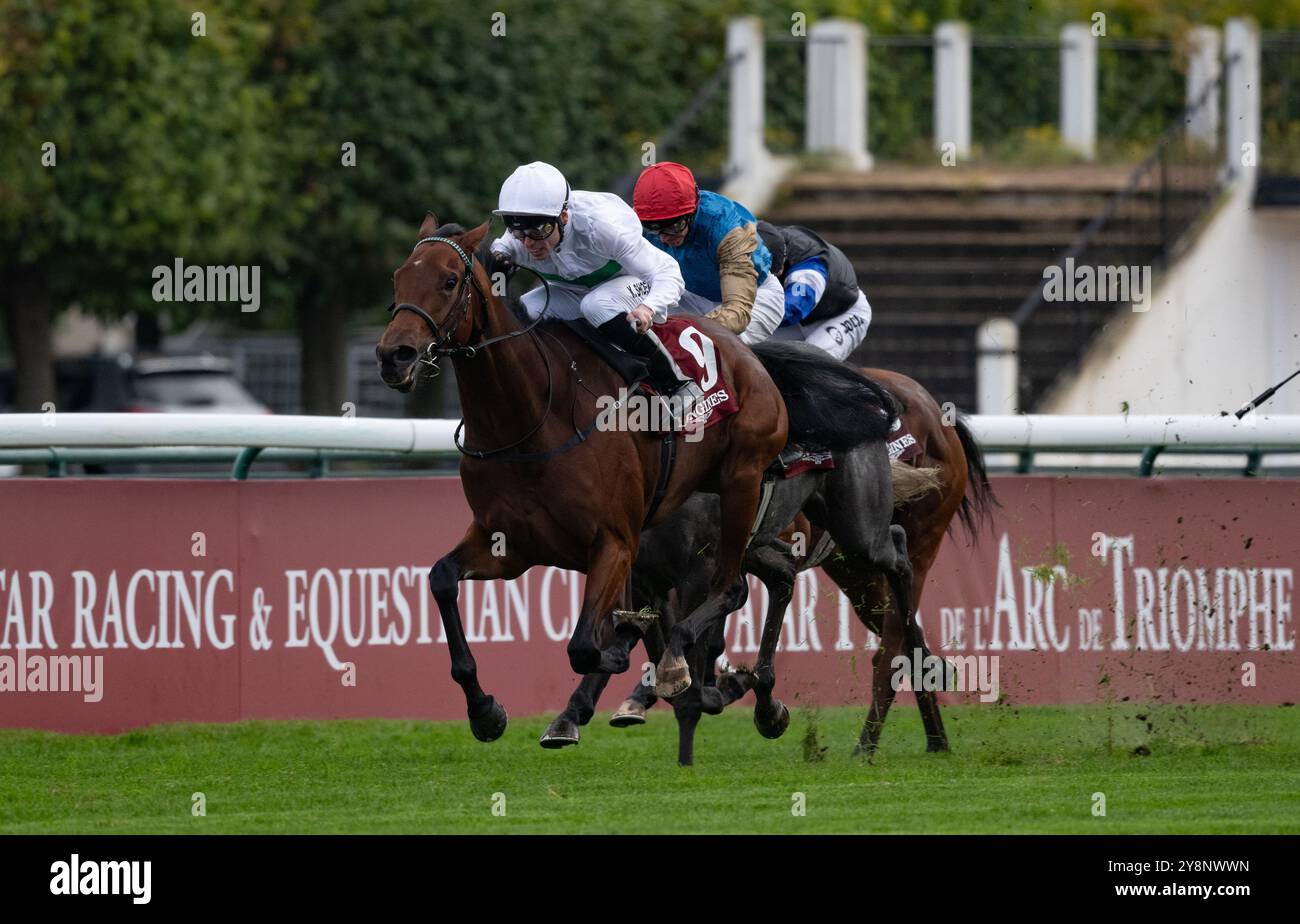 Parigi, Francia. Domenica 6 ottobre 2024. Friendly Soul e il fantino Kiewran Shoemark vincono il Prix de l'Opera Longines del gruppo 1 per gli allenatori John & Thady Gosden e il proprietario Mr George Strawbridge. Crediti JTW equine Images / Alamy. Foto Stock