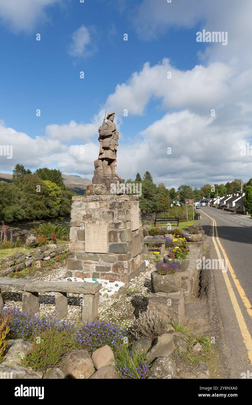 Villaggio di Killin, Scozia. Vista pittoresca di un monumento ai soldati scozzesi in kilt situato sul fiume Dochart, nel villaggio di Killin. Foto Stock