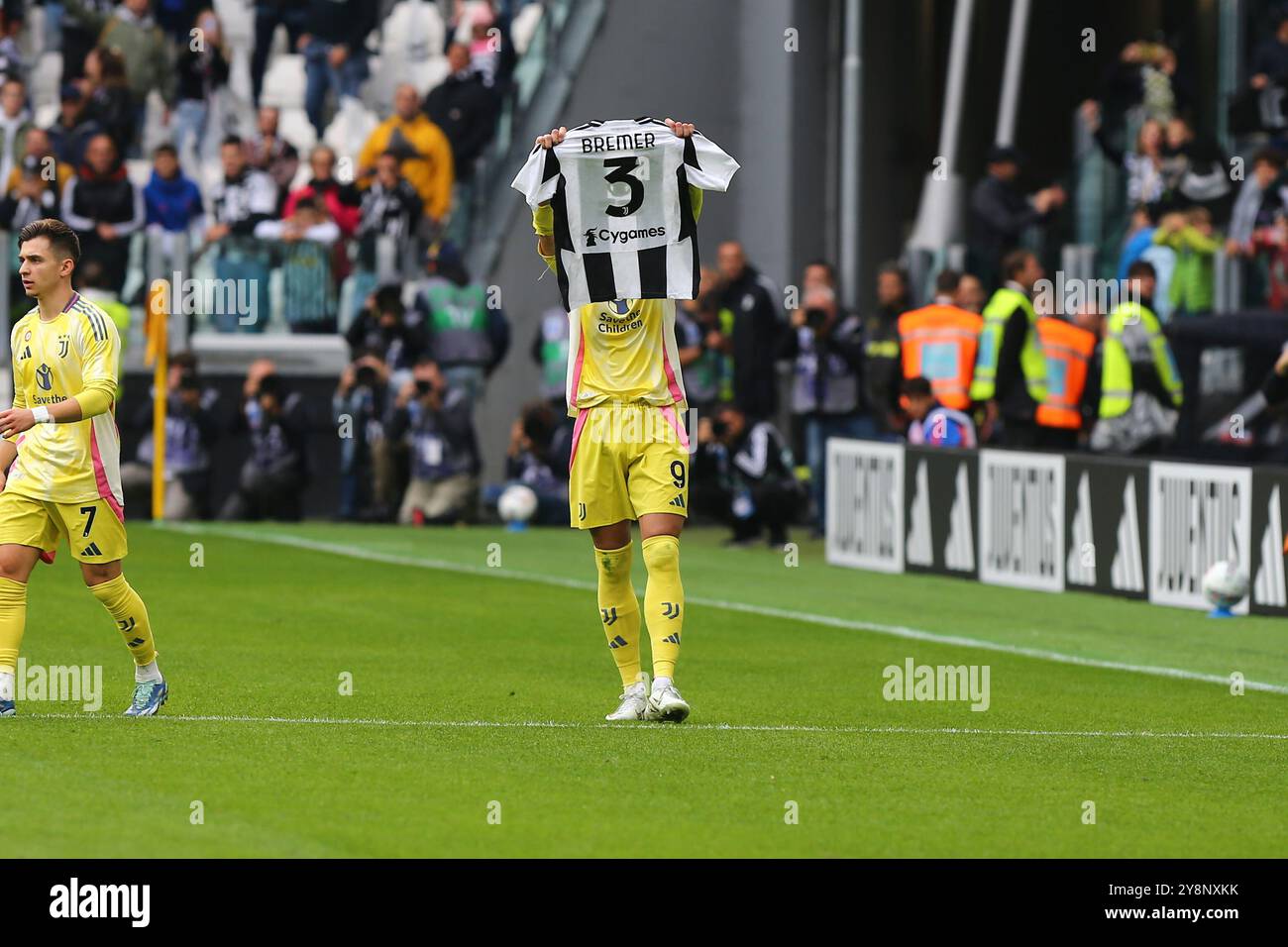 Dusan Vlahovic della Juventus FC festeggia dopo aver segnato mostrando la maglia numero 3 di Bremer durante la partita tra Juventus FC e Cagliari calcio su O. Foto Stock