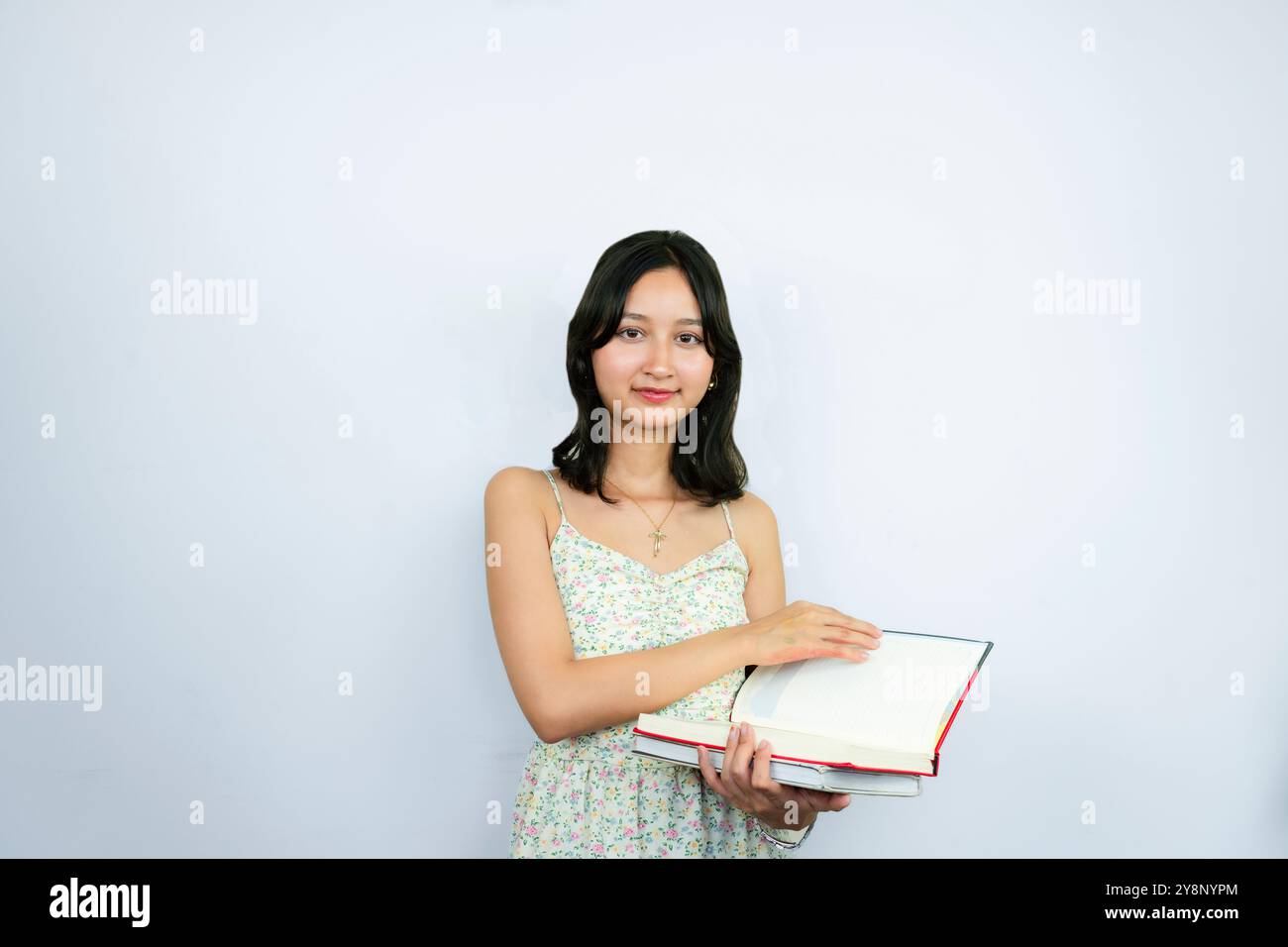 Giovane studentessa asiatica con un notebook per l'istruzione Foto Stock