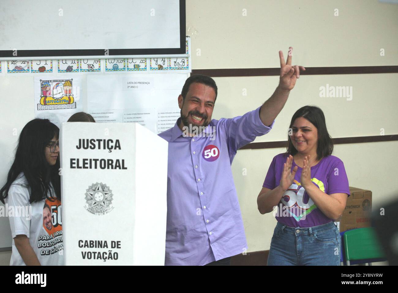 Guilherme Boulos, candidato a sindaco di São Paolo per PSOL, vota accompagnato dalle sue figlie, il vice sindaco Marta Suplicy e il ministro Marina Silva, nella zona elettorale di CEU campo Limpo, nella città di São Paolo, domenica 6 ottobre 2024. Foto Stock