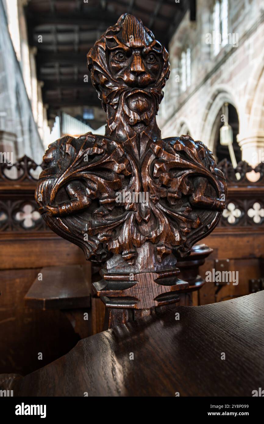 Chiesa di Santa Maria Sandbach verso l'altare, dove si possono vedere alcune estremità della panchina intagliate in legno molto scuro. Foto Stock