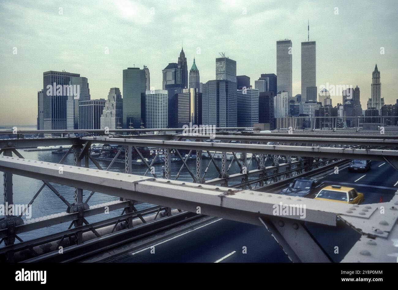 1994 immagine d'archivio dello skyline di New York, incluso il World Trade Centre, visto dal Brooklyn Bridge. Foto Stock