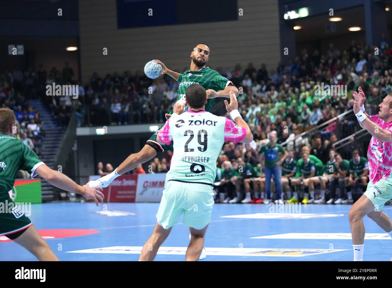 Wetzlar, Germania. 6 ottobre 2024. Wetzlar, Germania, 6 ottobre 2024: Philipp Ahouansou ( 19 Wetzlar ) durante la partita Liqui Moly Handball-Bundesliga tra HSG Wetzlar e Füchse Berlin alla Buderus-Arena di Wetzlar, GERMANIA. (Julia Kneissl/SPP) credito: SPP Sport Press Photo. /Alamy Live News Foto Stock