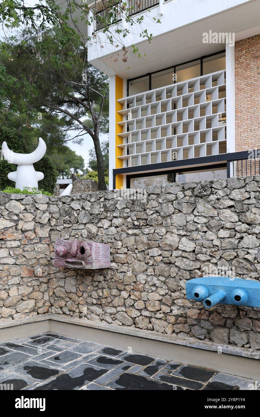 Brunnen. Fondazione Maeght. Miro. céramique. Keramik. Personale. Gargouille. Francia. art. Kunst Foto Stock