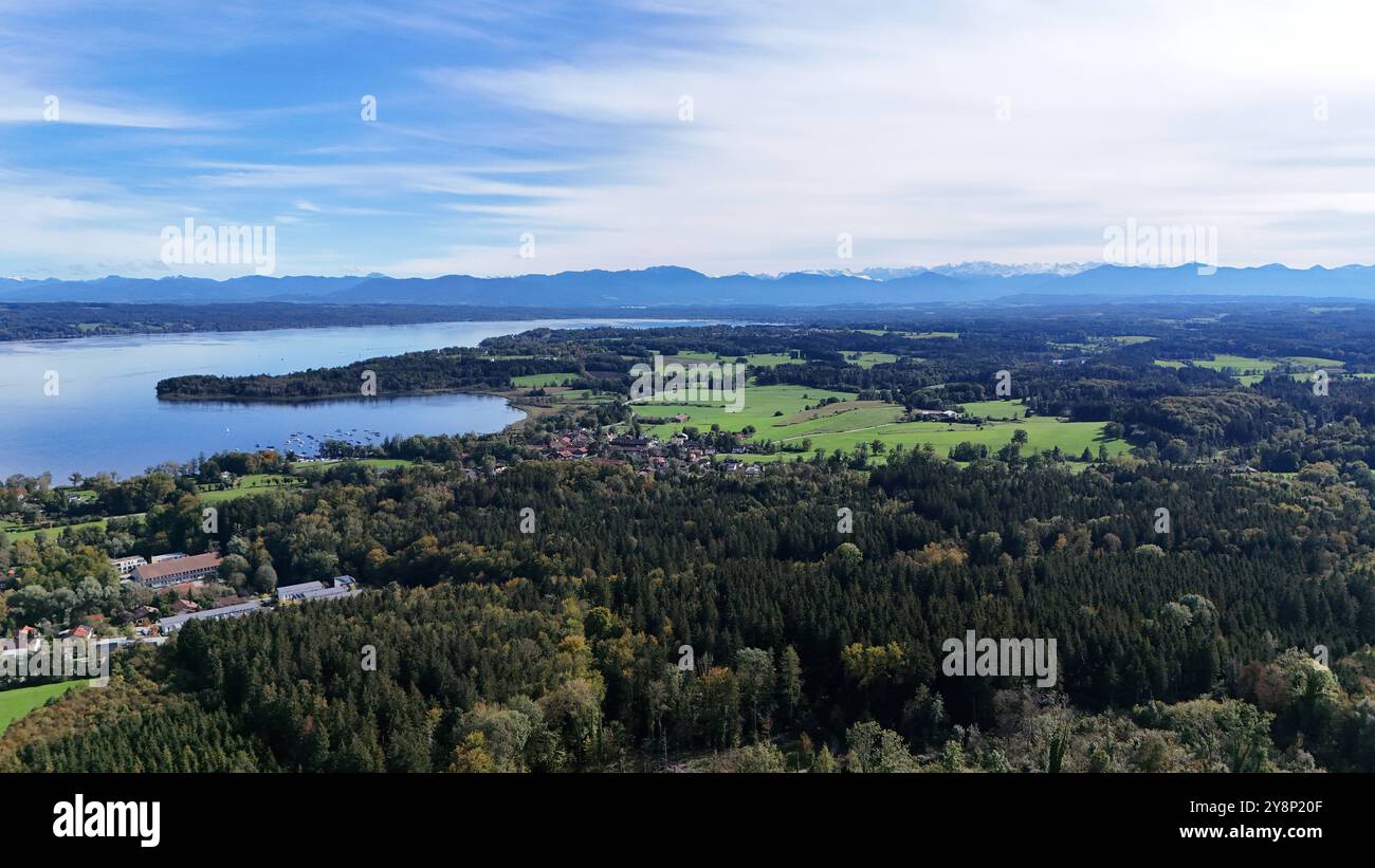 Tutzing, Bayern, Deutschland, 06. Oktober2024: Ein Herbsttag, Spätsommertag in Tutzing Landkreis Starnberg. Hier der Blick per Drohne auf die Ilkahöhe, Oberzeismering auf den Starnberger SEE, den Karpfenwinkel, Unterzeismering und Bernried, im Hintergrund die Alpenkette mit Benediktenwand und Karwendel *** Tutzing, Baviera, Germania, 06 October2024 Ilkahöhe Foto Stock