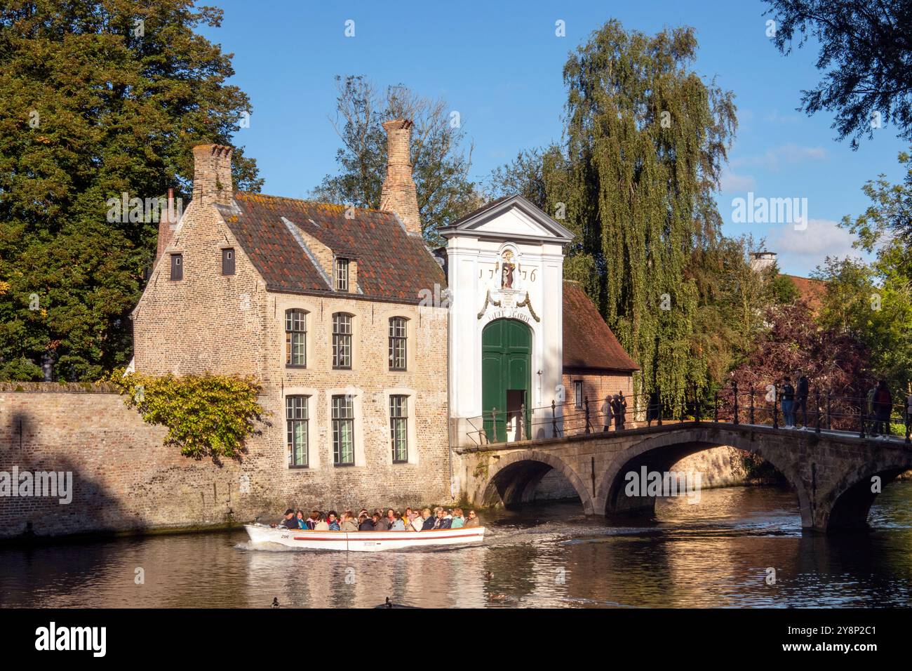 Belgio, Fiandre, Bruges, Wijngaardplein, ingresso alla comunità Beguinage Begijnhuisje attraverso il ponte Wijngaardbrug Foto Stock