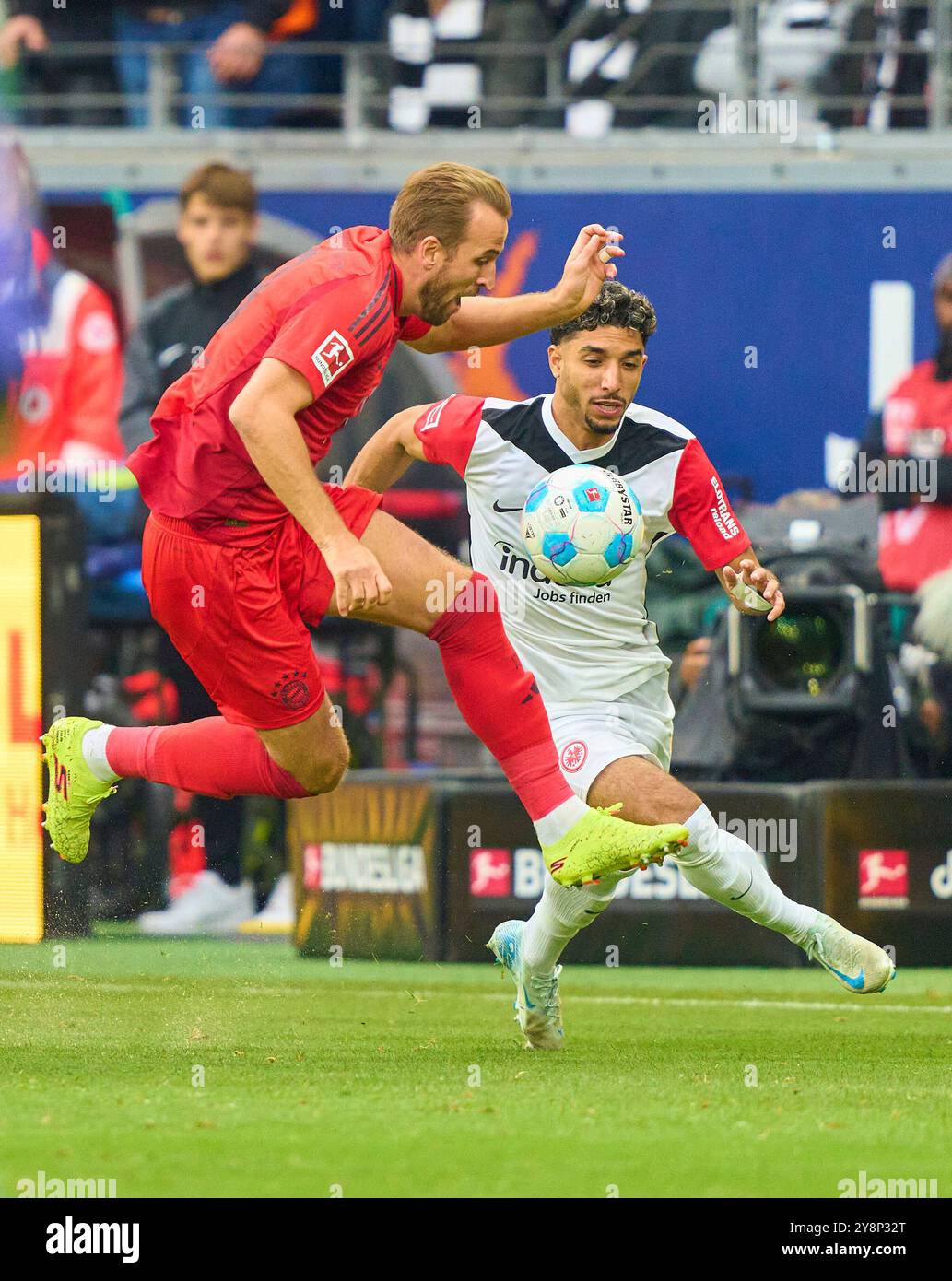 Francoforte, Germania. 2 ottobre 2024. Harry Kane, FCB 9 gareggiano per il pallone, tackle, duello, colpo di testa, zweikampf, azione, lotta contro Omar Khaled Marmoush, fra 7 nella partita EINTRACHT FRANKFURT - FC BAYERN MUENCHEN il 6 ottobre 2024 a Francoforte, Germania. Stagione 2024/2025, 1.Bundesliga, FCB, Monaco, giorno 6, fotografo Spieltag: immagini ddp/STAR-images - LE NORMATIVE DFL VIETANO L'USO DI FOTOGRAFIE come SEQUENZE DI IMMAGINI e/o QUASI-VIDEO - crediti: ddp media GmbH/Alamy Live News Foto Stock