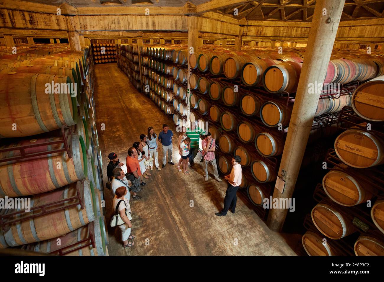 Cantina, deposito vini in botti , cantina Olarra, Rioja, Logroño, Spagna. Foto Stock