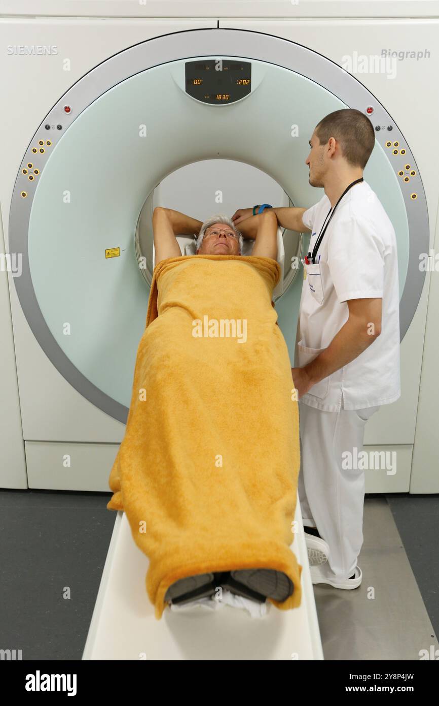 PET-CT Siemens Biograph, apparecchio combinato per tomografia a emissione di positroni tomografia computerizzata PET e a raggi X TC, medicina nucleare, ospedale Onkologikoa, Istituto Oncologico, Case Center per la prevenzione, la diagnosi e il trattamento del cancro, Donostia, San Sebastian, Gipuzkoa, Paesi Baschi, Spagna. Foto Stock