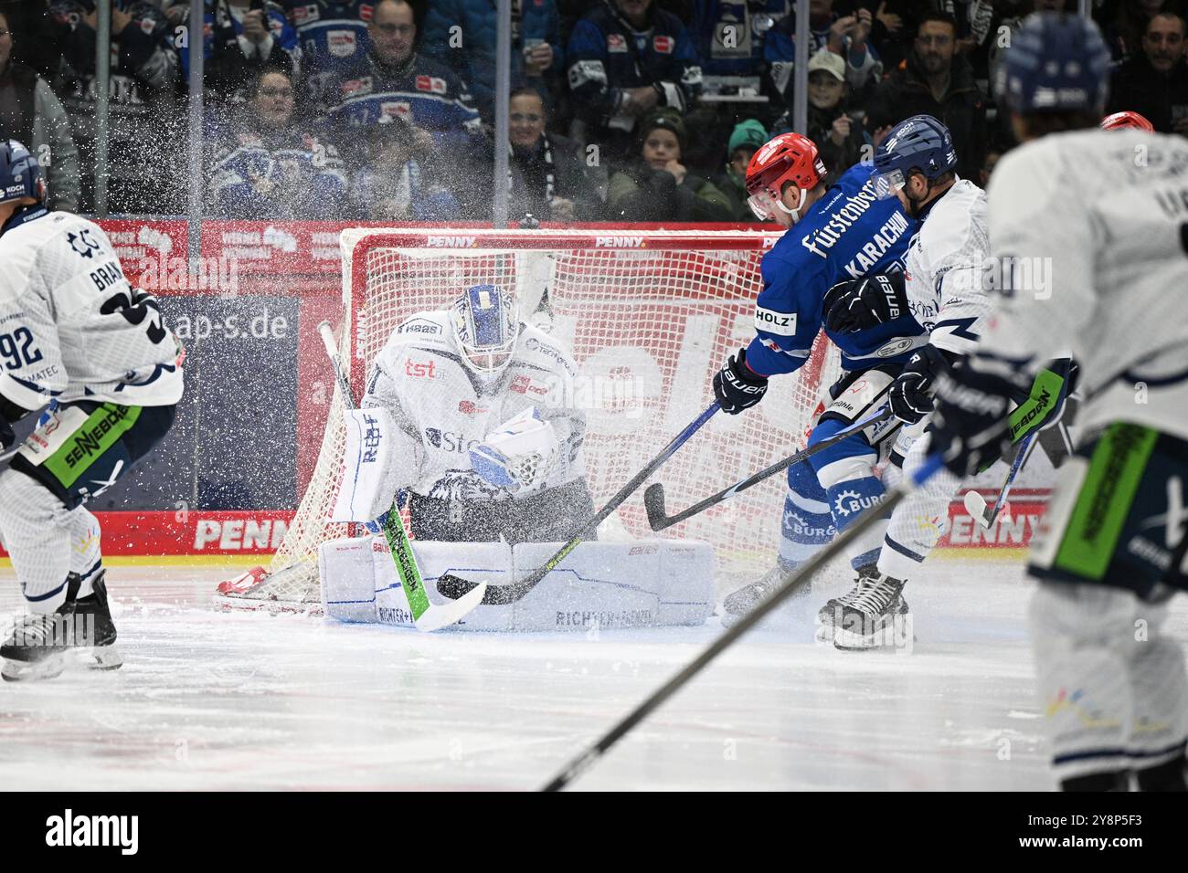 (v.l.n.r.) Zane McIntyre (Straubing Tigers #70) Alexander Karachun (Schwenninger Wild Wings #47) Schwenninger Wild Wings gegen Straubing Tigers, Eishockey, DEL, Spieltag 7, Saison 2024/2025, 06.10.2024 foto: Eibner-Pressefoto/Sven Laegler Foto Stock