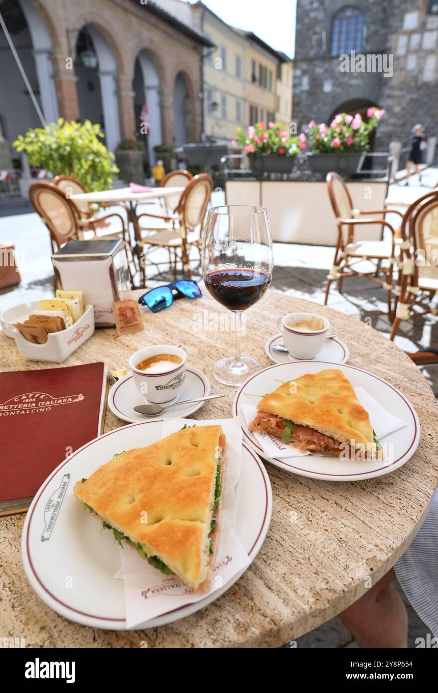 Due panini al prosciutto in un caffè all'aperto a Montalcino, Toscana, Italia. Primo piano senza gente. Foto Stock