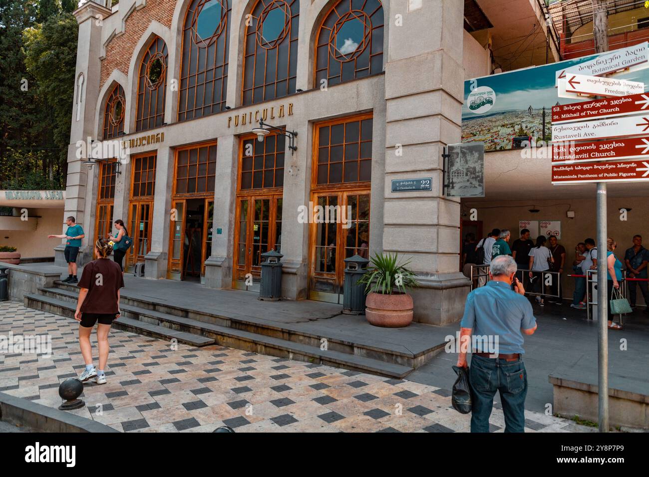 Tbilisi, Georgia - 17 agosto 2024: Operante tutti i giorni durante tutto l'anno, le funicolari tram passano ogni 10 minuti tra la parte superiore e la parte inferiore della strada Foto Stock