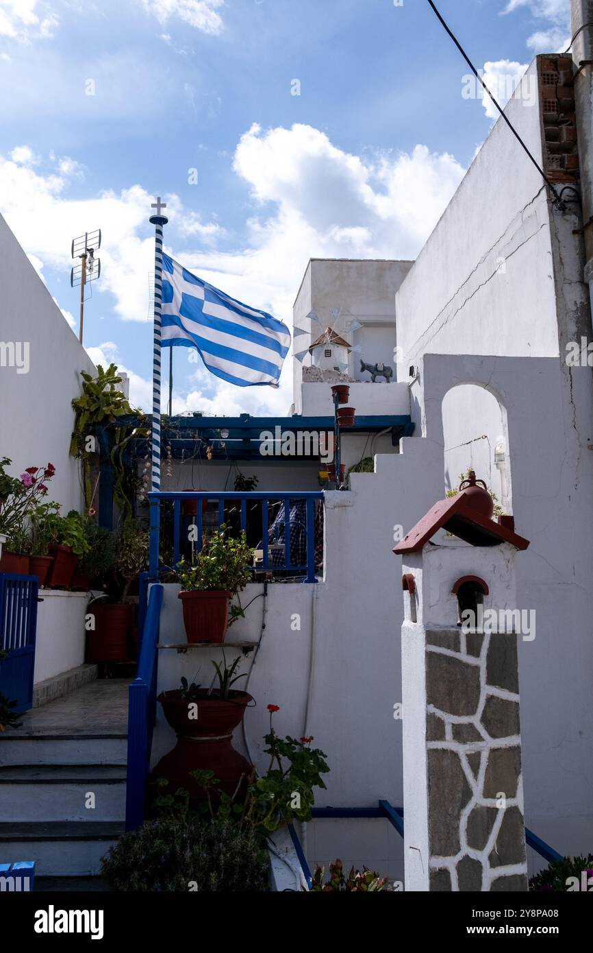 Casa con bandiera greca nella città di Chora a Naxos, un'isola dell'arcipelago delle Cicladi sul Mar Egeo nel Mediterraneo, Grecia il 7 marzo 2 Foto Stock