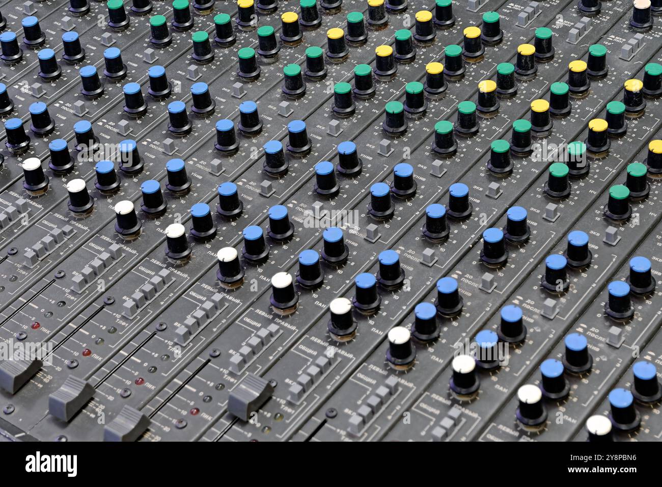 Console di un ingegnere del suono sovietico d'epoca molto vecchia, attrezzatura da studio musicale. Primo piano, musica astratta di sottofondo. Foto Stock