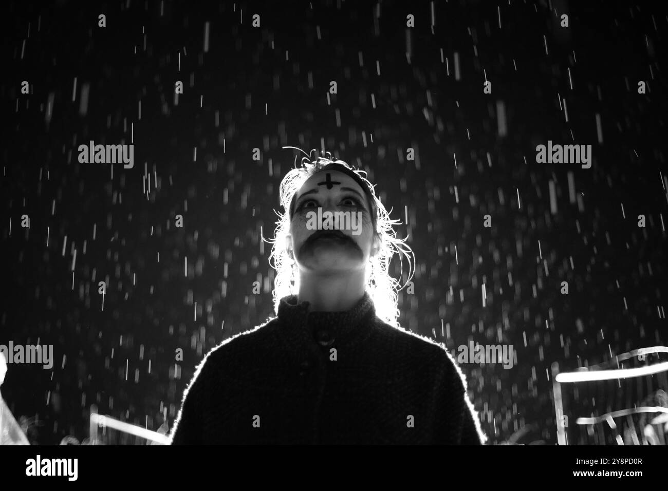 2022/23 ottobre, Francoforte, Germania, attori in costumi da mostro e horror si esibiscono in un labirinto horror per celebrare Halloween. Foto Stock