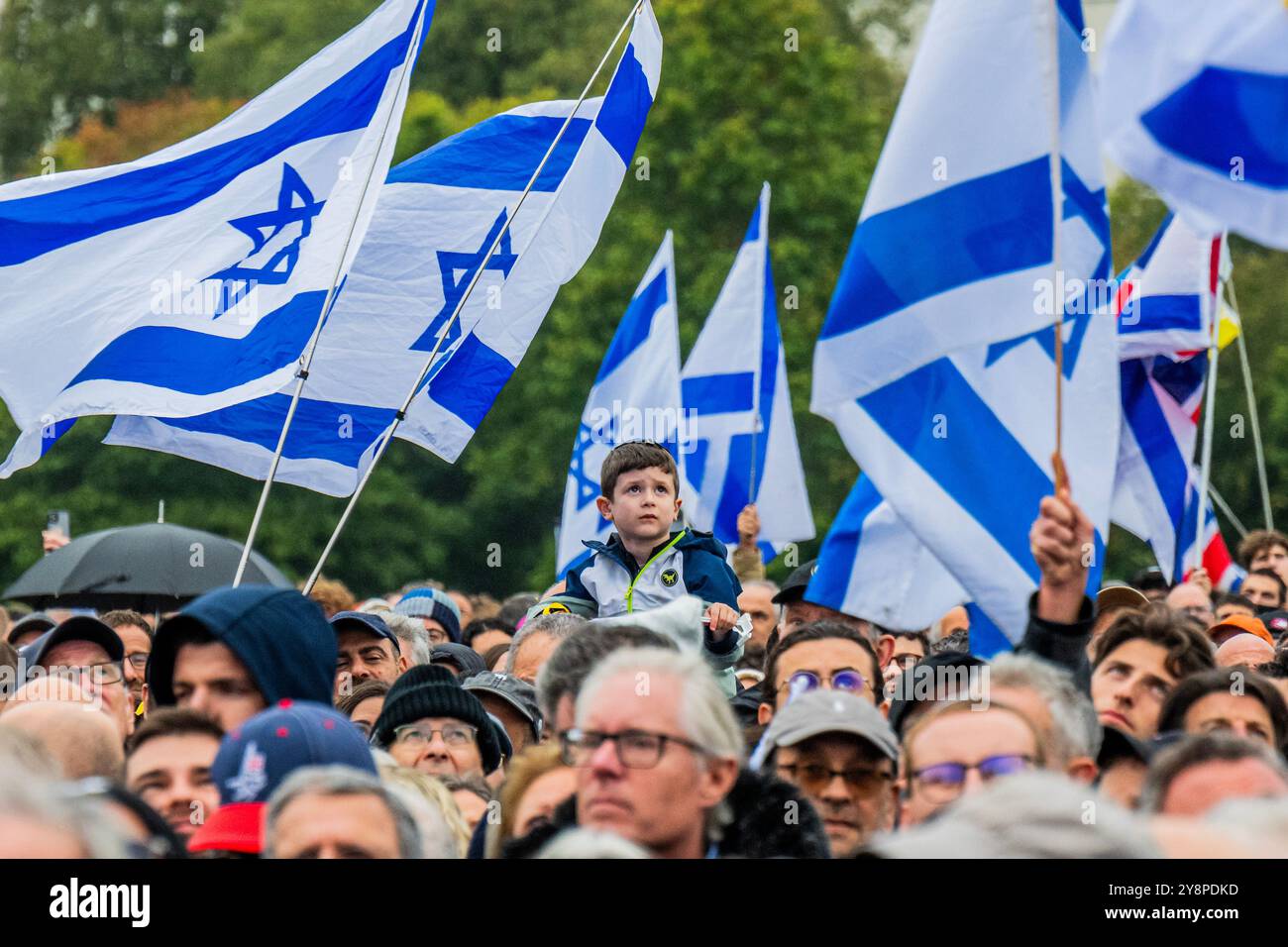 Londra, Regno Unito. 6 ottobre 2024. Ricordando il 7 ottobre 2023, un evento commemorativo comune, presso l'albero dei riformatori di Hyde Park, per ricordare e riflettere su coloro che sono stati uccisi e presi dall'assalto di Hamas a Israele. Organizzato dal Board of Deputies of British Jews, dal Jewish Leadership council e da molti altri gruppi pro ebrei e pro Israele. Crediti: Guy Bell/Alamy Live News Foto Stock