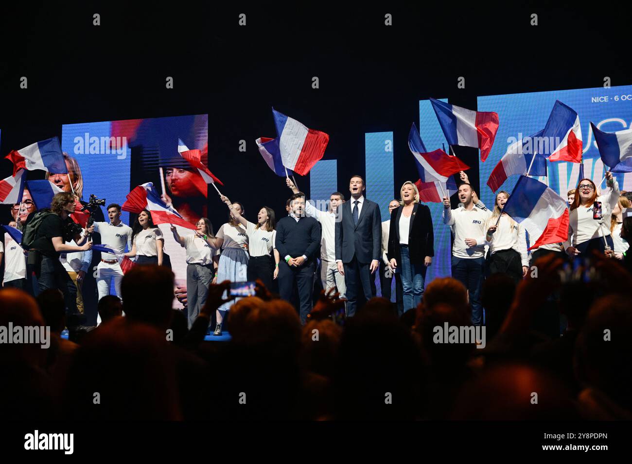 Bene, Francia. 6 ottobre 2024. Il presidente del partito RN e leader del partito nazionale di estrema destra francese Jordan Bardella (L) e il presidente del gruppo parlamentare francese di estrema destra Rassemblement National (Rally nazionale) RN Marine le Pen (R) ringraziano i loro sostenitori al termine di un incontro a Nizza, nel sud della Francia, il 6 ottobre 2024. Foto di Laurent Coust/ABACAPRESS. COM credito: Abaca Press/Alamy Live News Foto Stock