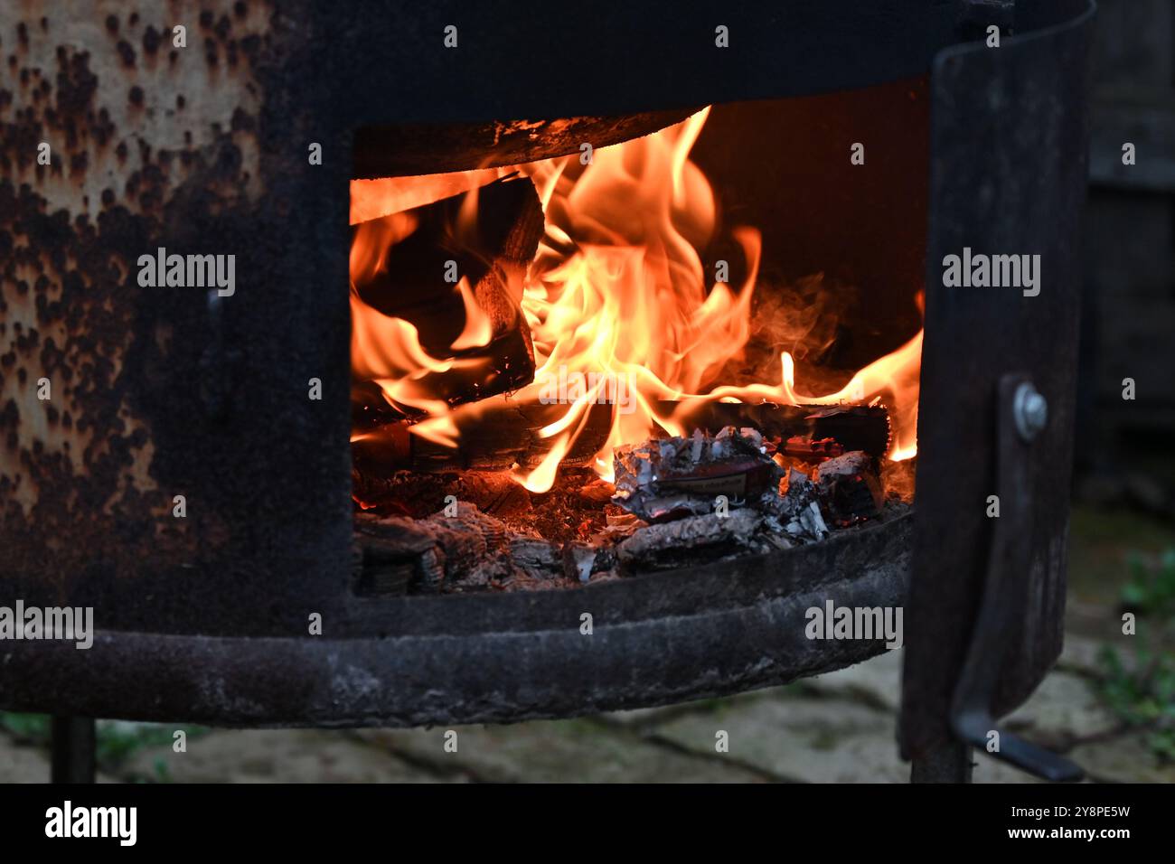 Ohrady, Dunajská Streda, Slovacchia - 12 marzo 2022: Massacro di maiali (zabíjačka), stufa rustica in metallo con legna in fiamme Foto Stock