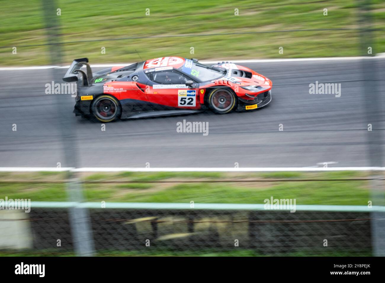 Azione ad alta velocità sul circuito di Monza: Auto da corsa dinamica catturata in movimento, che mette in risalto il brivido del Motorsport sull'iconica pista di Formula 1 italiana - A. Foto Stock