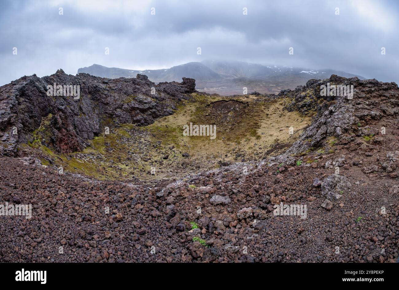 Maestoso cratere vulcanico estinto nel Rugged Landscape dell'Islanda: Uno splendido panorama di rocce laviche, bellezza geologica e terreno selvaggio islandese, Foto Stock