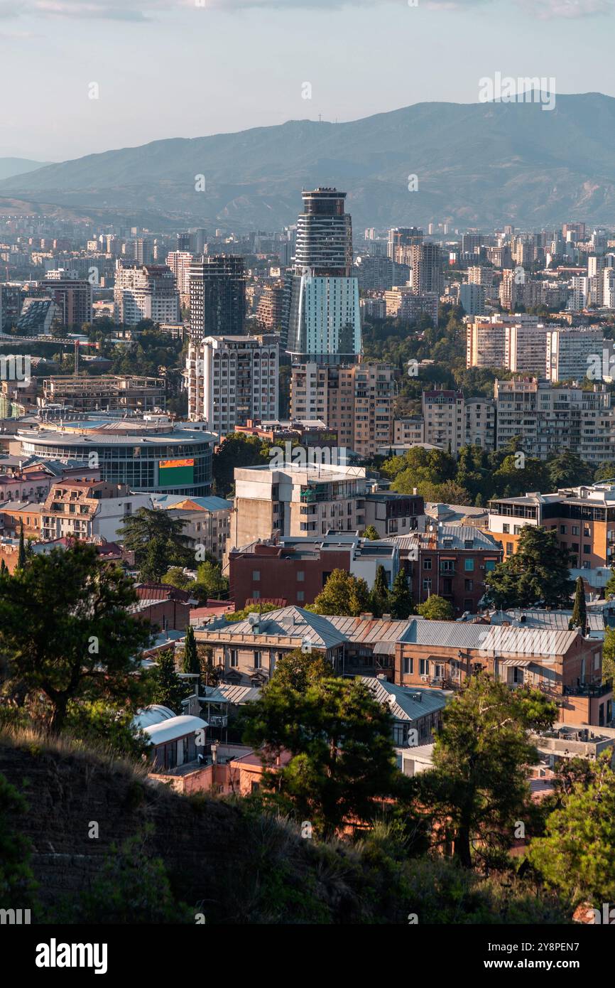 Tbilisi, Georgia - 10 agosto 2024: Residenza King David e centro affari a Tbilisi. Un edificio moderno che si affaccia sul fiume Kura e sul Tamar Mepe Foto Stock