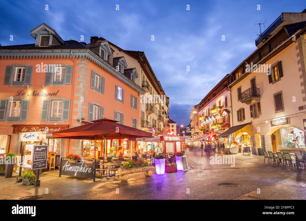 Chamonix villaggio vicino Mont-Blanc picco, Haute-Savoie, Rhône-Alpes, in Francia Foto Stock