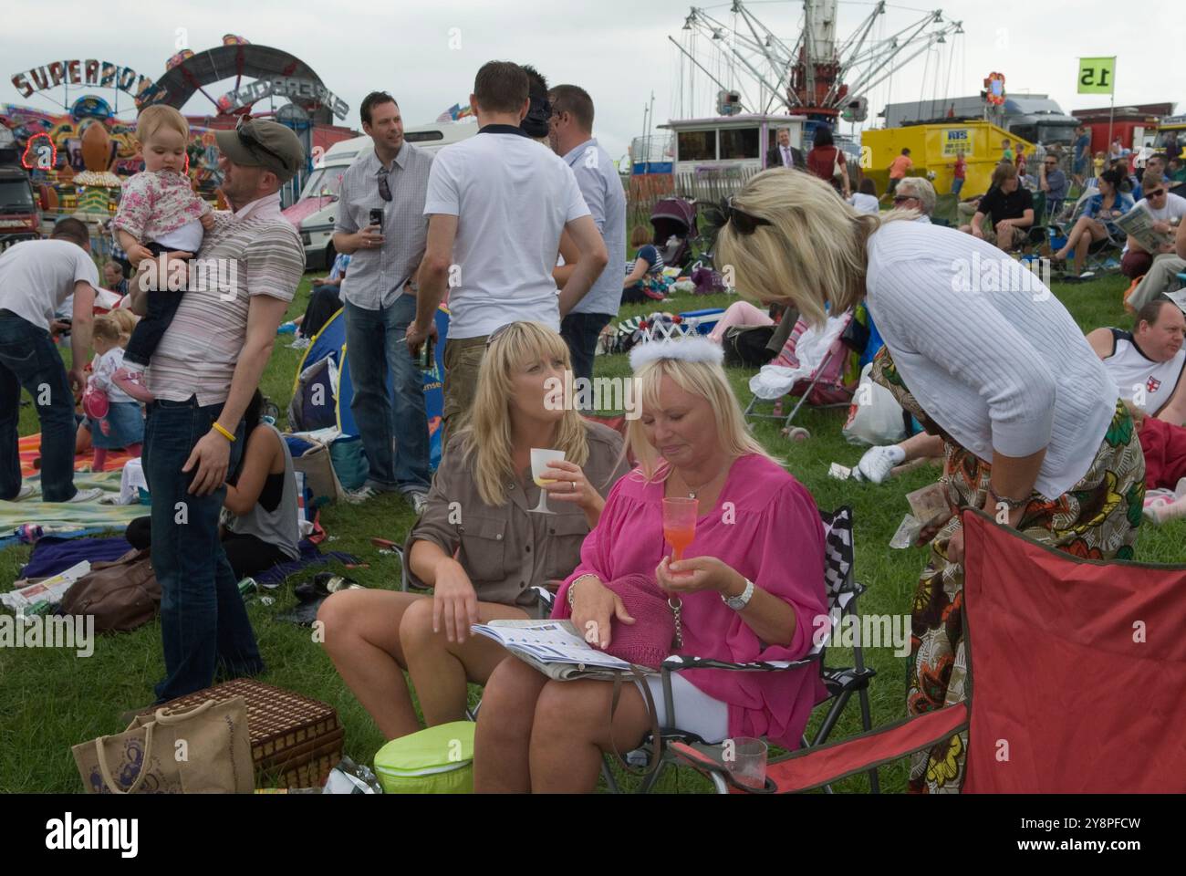 Il Queen Elizabeths Diamond Jubilee, un gruppo di donne che indossano una finta folla festeggia all'Epsom Derby Horse Racing Festival. Gruppo amici locali sulla collina (il lato non pagante della pista) Epsom Downs, Surrey, Inghilterra anni '2012 2010 UK HOMER SYKES Foto Stock