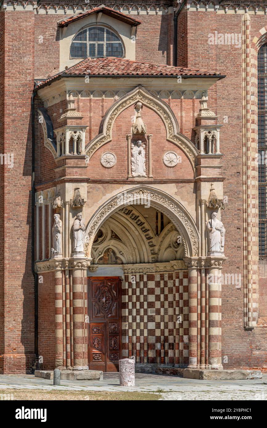 Asti, Italia - 20 agosto 2024: Antiporto Pelletta (XV sec.) Dell'ingresso laterale alla Cattedrale di Asti Foto Stock