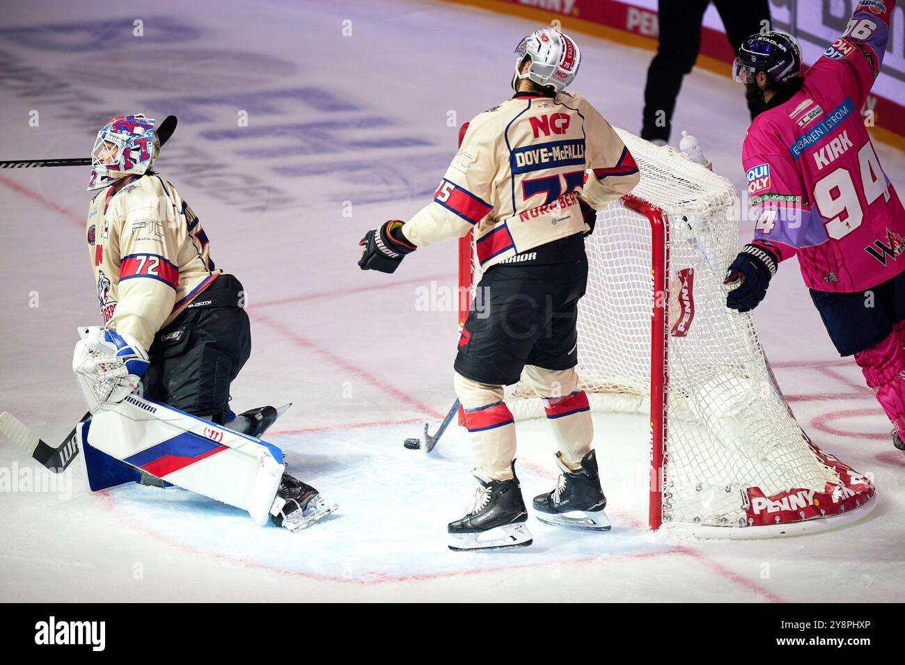 Berlino, Germania. 6 ottobre 2024. Leon Hungerecker (Nuernberg Ice Tigers, n. 72), Samuel dove-Mcfalls (Nuernberg Ice Tigers, n. 75), Liam Kirk (Eisbaeren Berlin, n. 94) jubelt nach Tor, GER, Eisbaeren Berlin vs. Nuernberg Ice Tigers, Eishockey Herren, Deutsche Eishockey Liga, Saison 2024/2025, 7. Spieltag, 06.10.2024. Foto: Eibner-Pressefoto/ Claudius Rauch credito: dpa/Alamy Live News Foto Stock