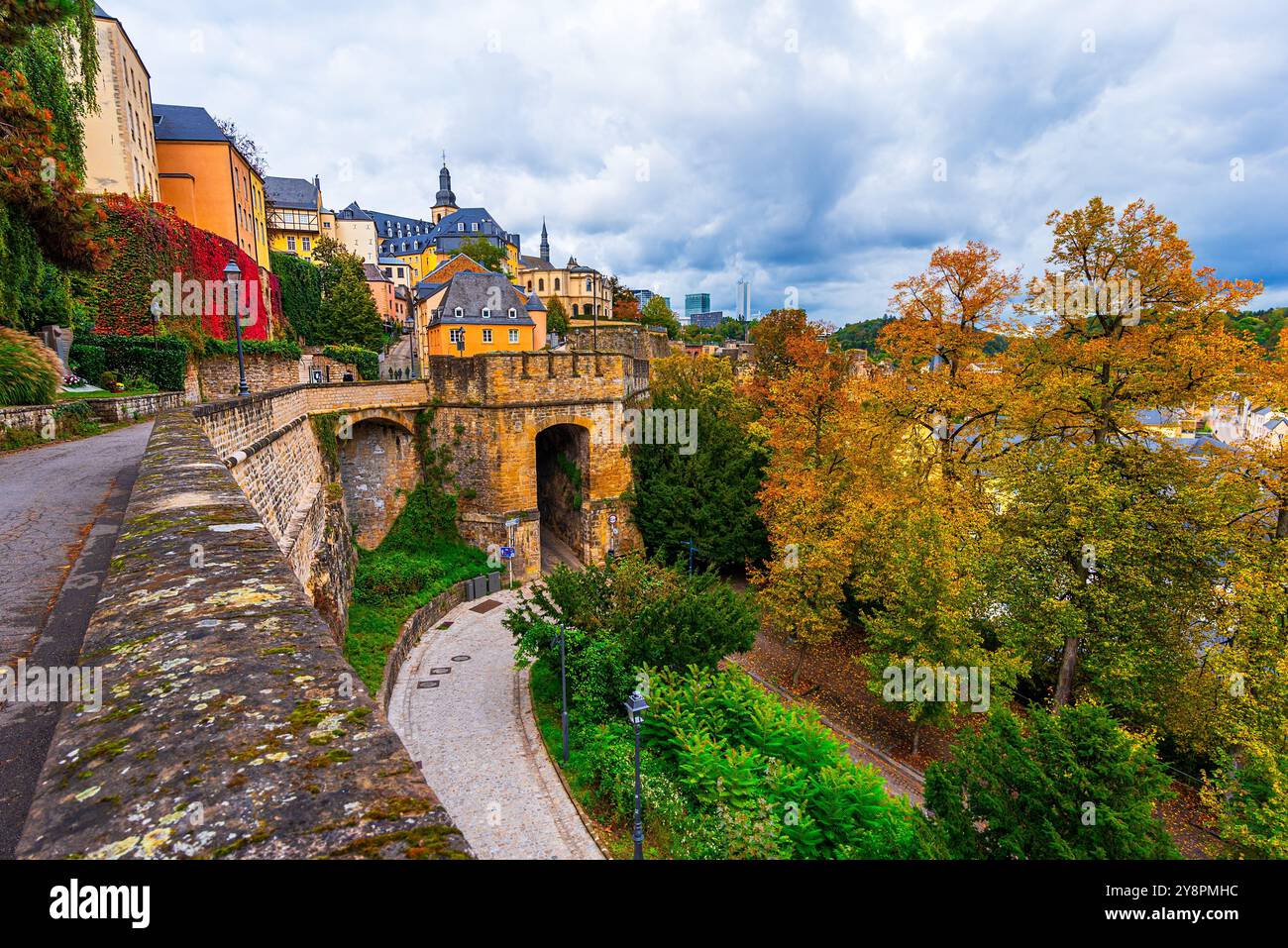 Lussemburgo città: Paesaggio urbano di un piccolo e bellissimo paese dell'UE nella città vecchia, sopra il quartiere Grund, in Europa Foto Stock