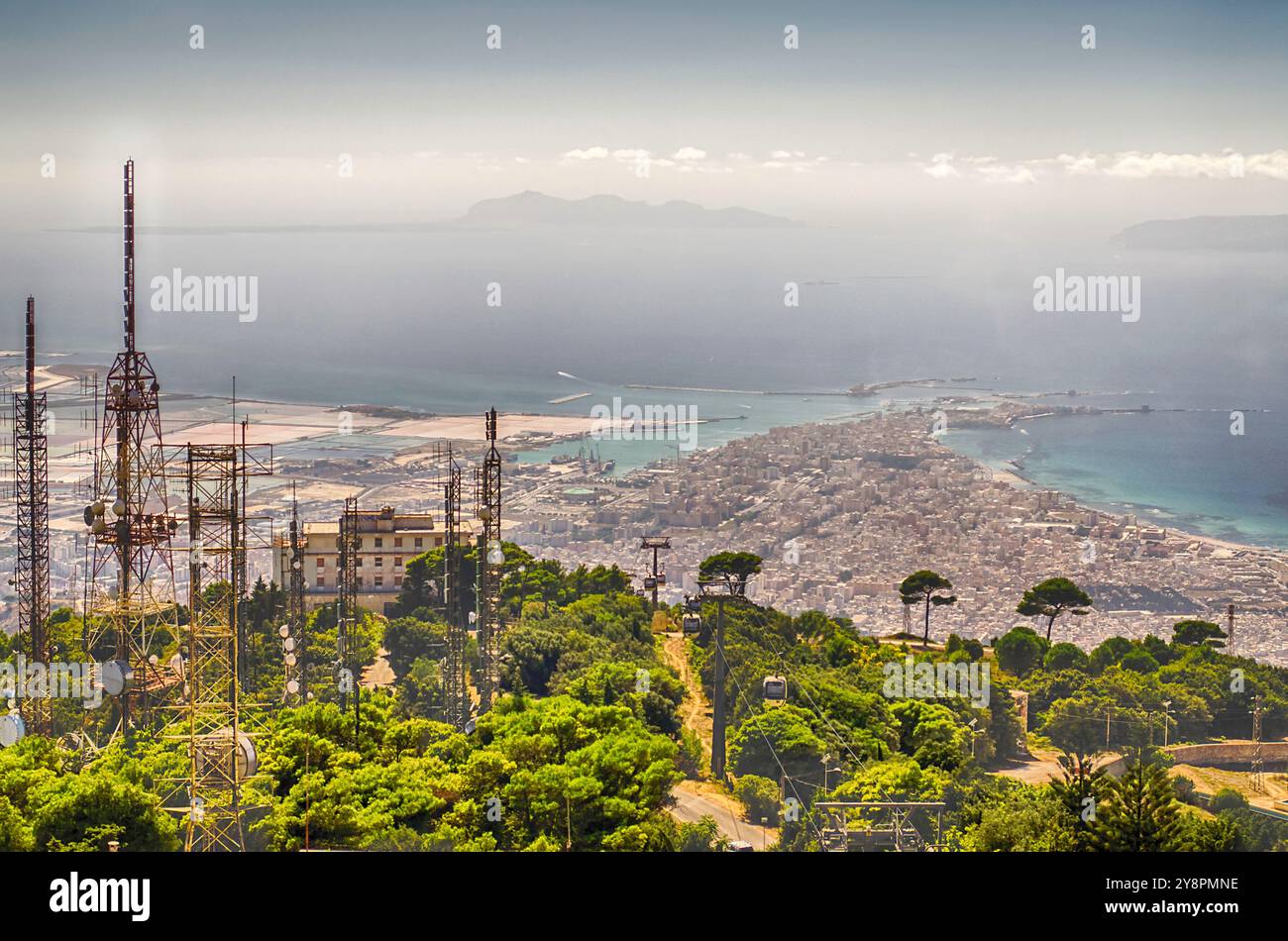 Vista aerea della città di Trapani e delle Isole Egadi da Erice, Sicilia, Italia Foto Stock